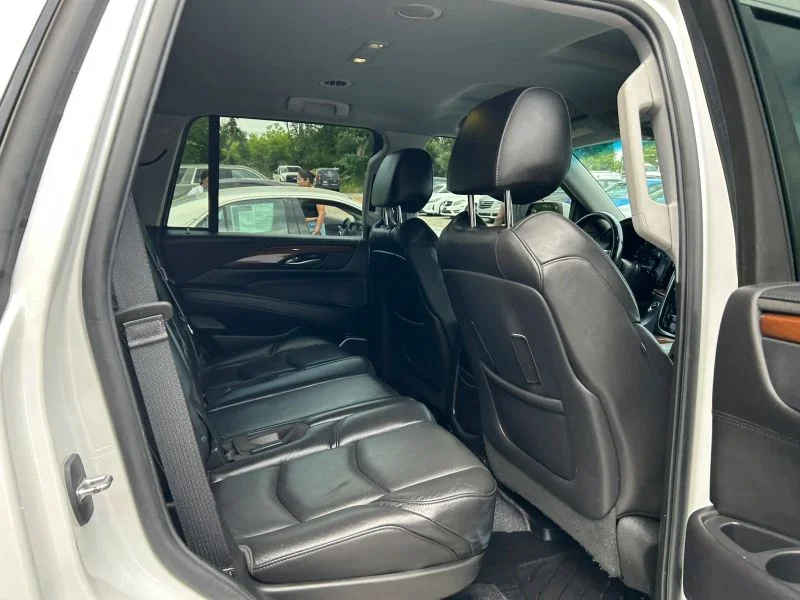 Used 2019 White Cadillac Sport Utility 4D image 29