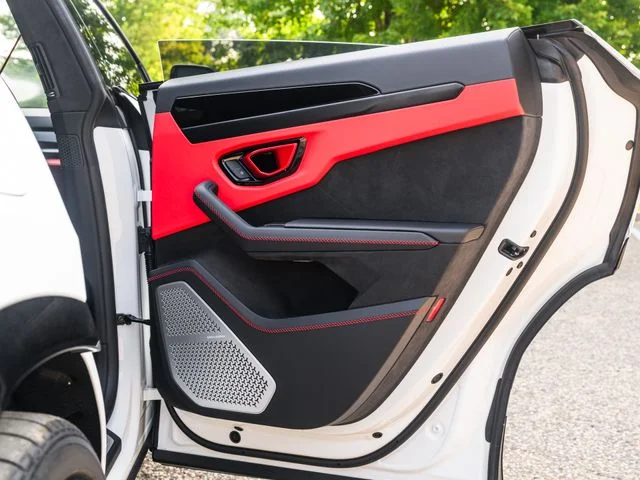 Used 2025  Lamborghini SE image 55