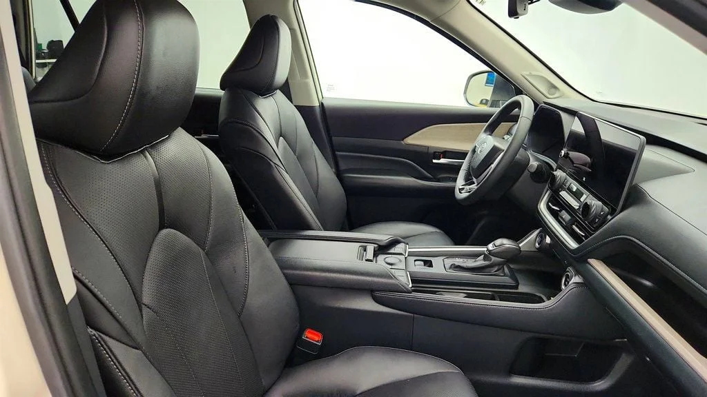 Used 2024 Wind Chill Pearl Toyota Limited AWD image 24