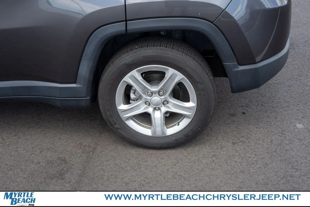 Used 2023 Crystal Metallic Jeep Latitude image 12