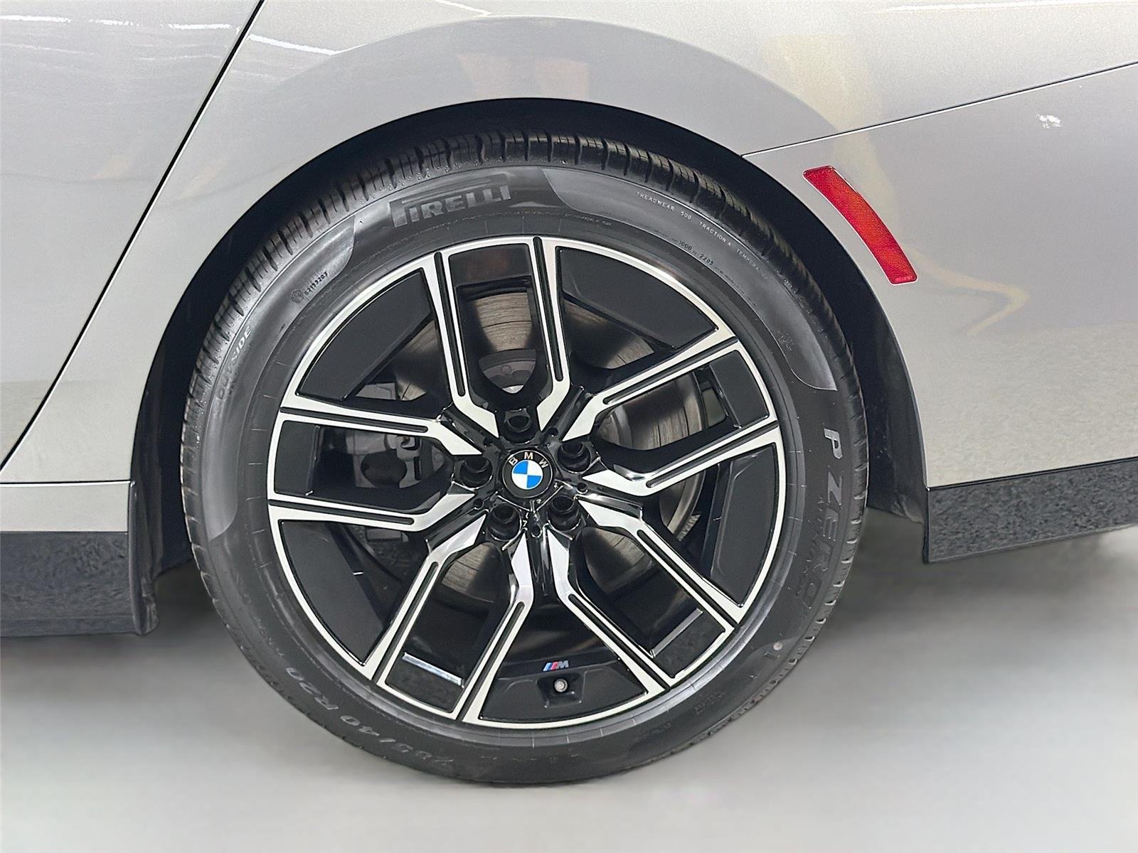 New 2026 Oxide Grey Metallic BMW 750e xDrive image 25