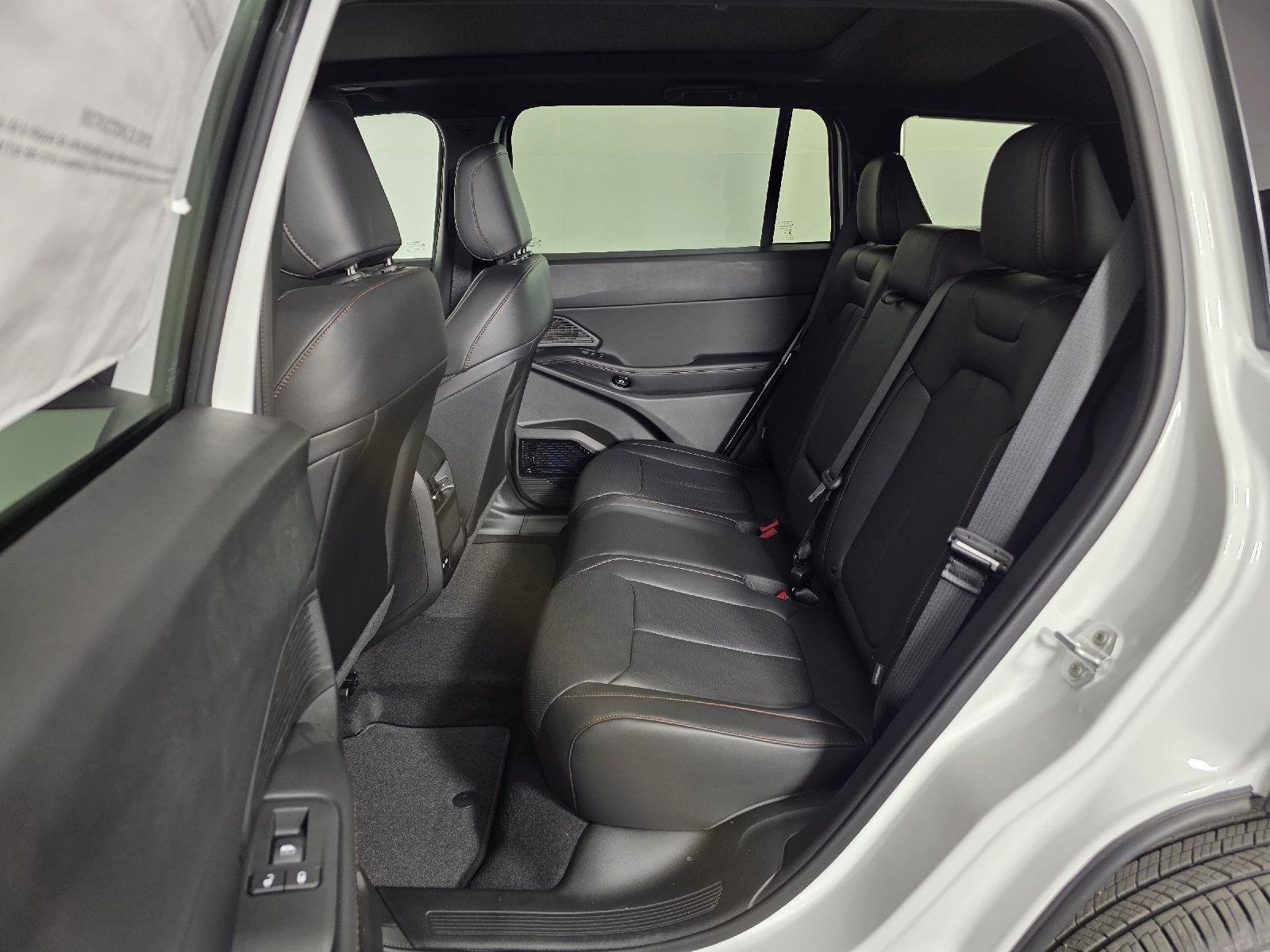 New 2026 Bright White Clear-Coat Exterior Paint Jeep Limited image 15