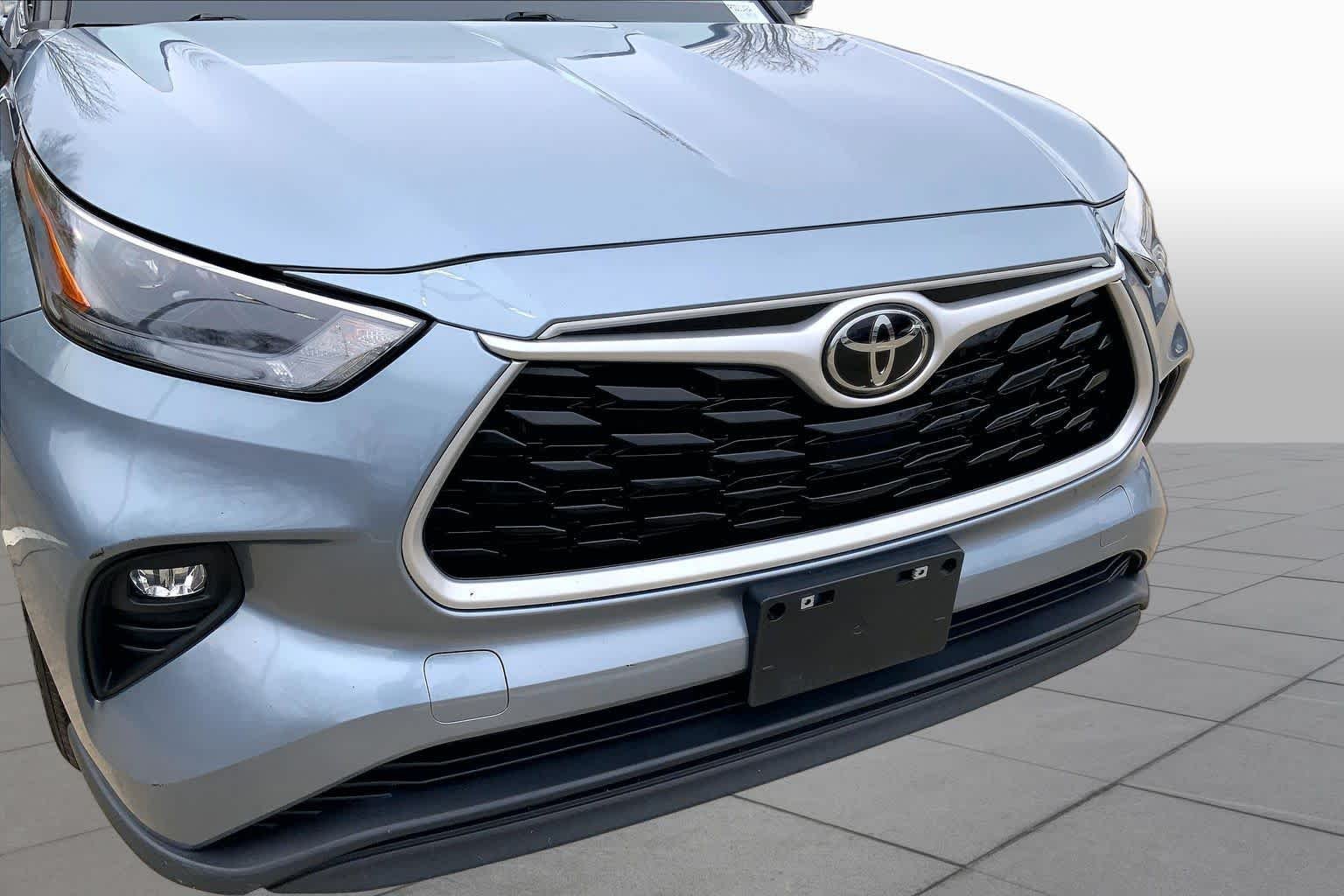Used 2023 Moon Dust Toyota XLE image 32