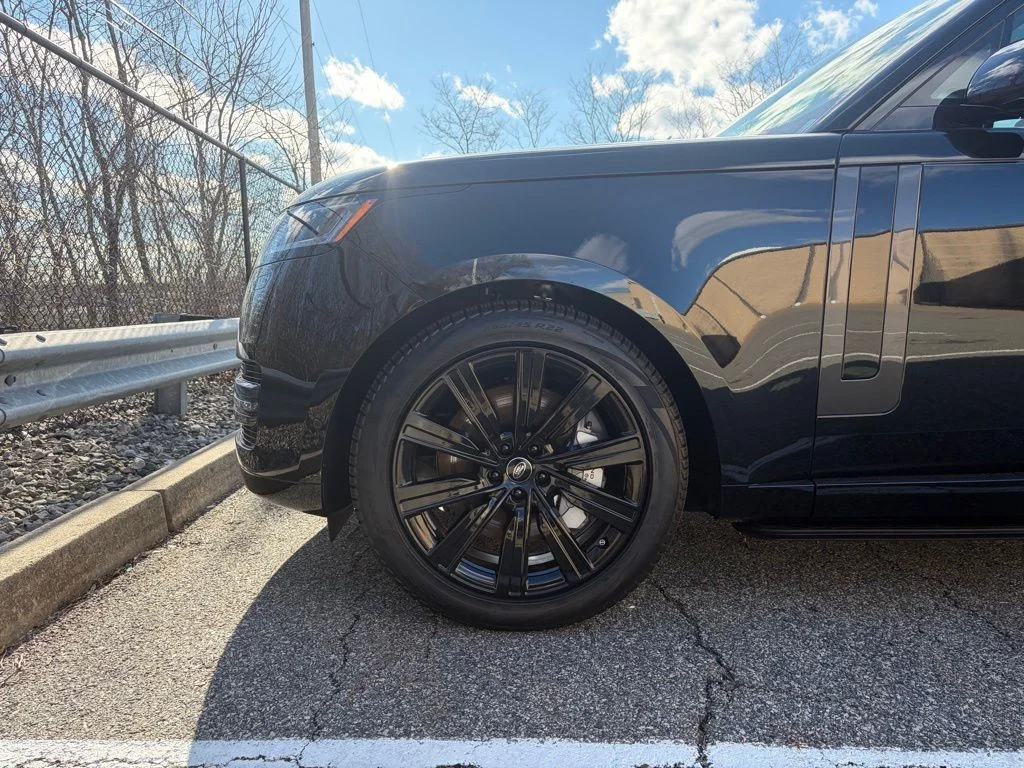 New 2025 Santorini Black Land Rover SE image 9