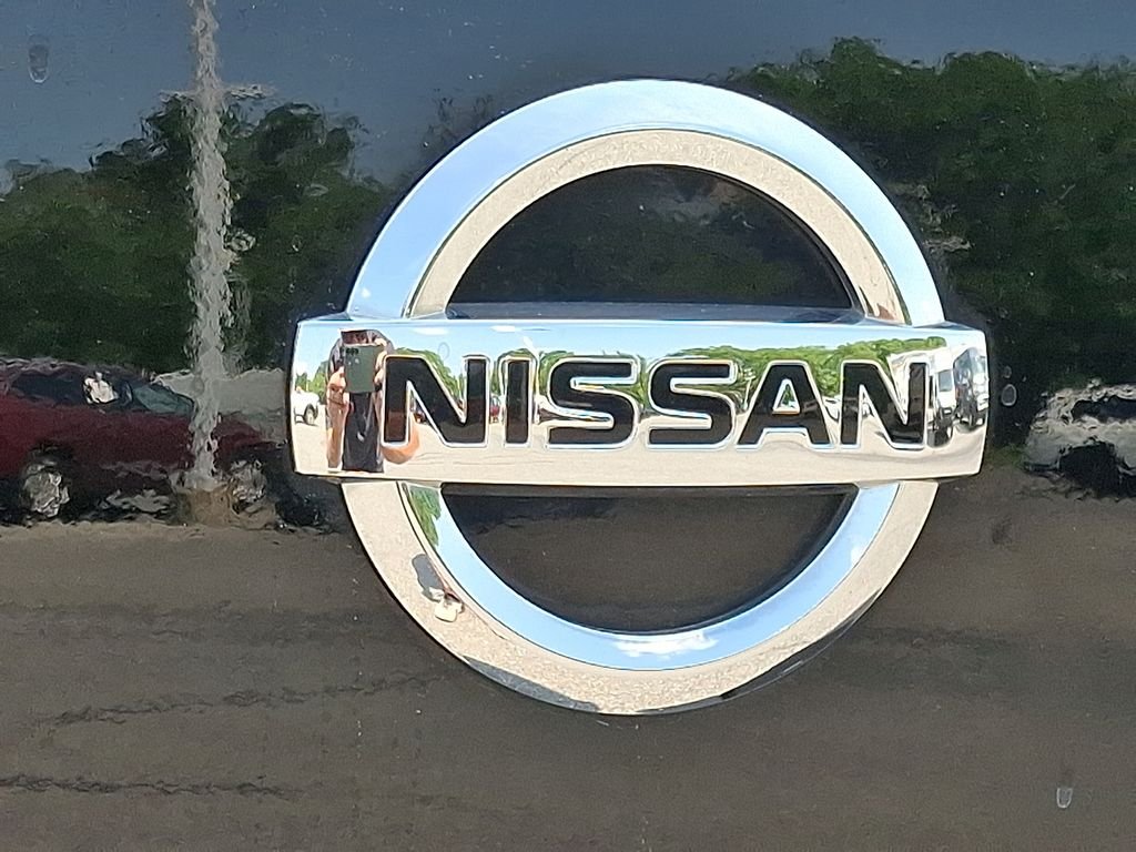 Used 2011 Black Nissan S image 29
