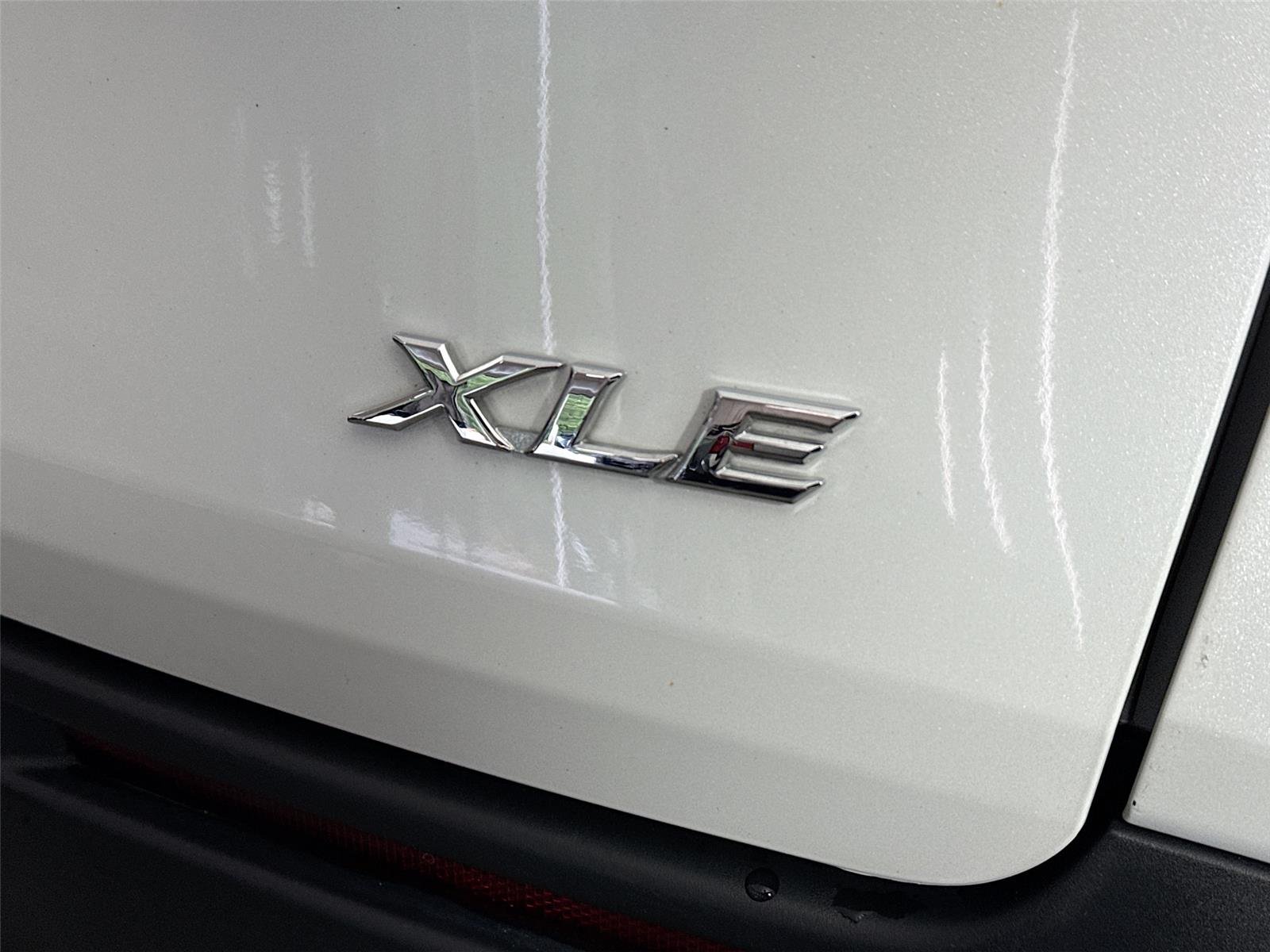 Used 2025 Wind Chill Pearl Toyota XLE 8-Passenger image 15
