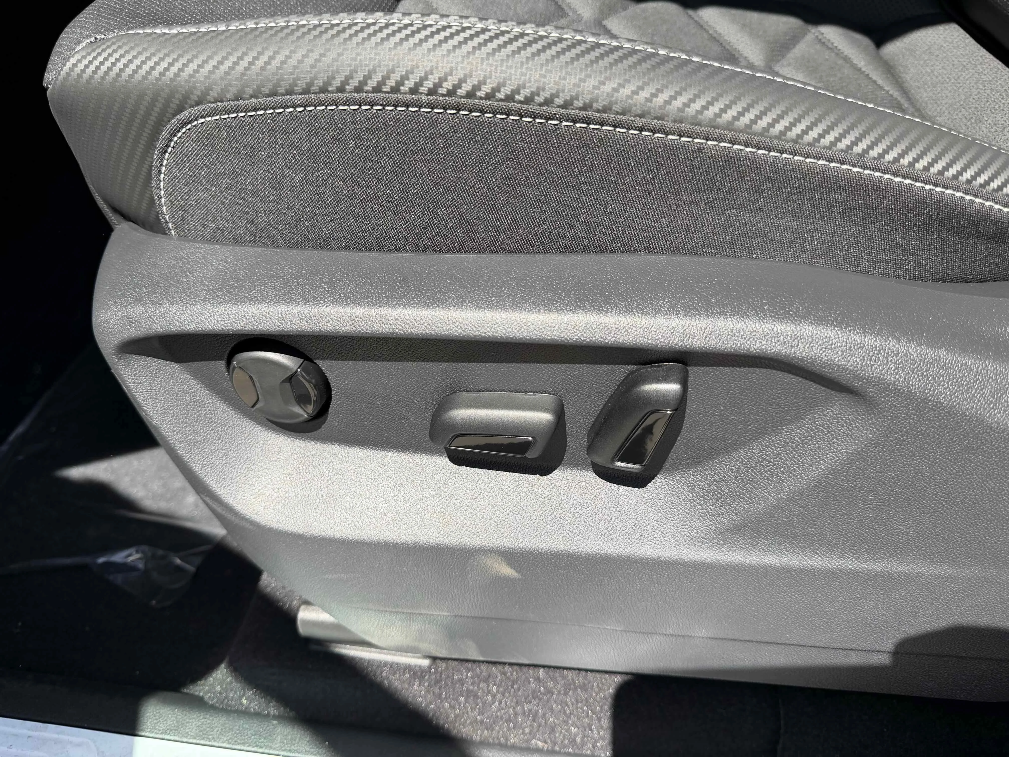 New 2026 Silver Mist Volkswagen 2.0T SE w/Technology image 15