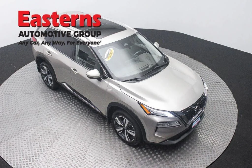 Used 2021 Gold Nissan SL image 3