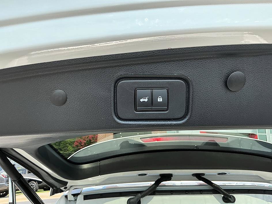 Certified Used 2025 Everest White Pearl Tricoat Nissan SL image 29