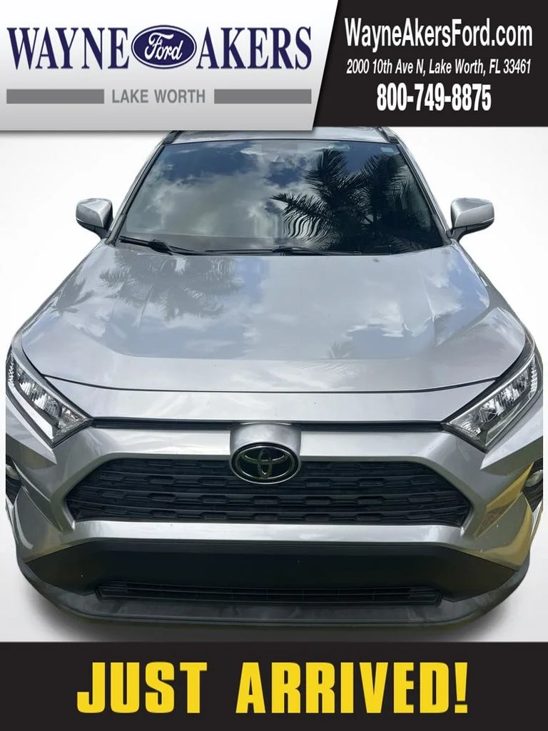 Used 2020 Silver Sky Metallic Toyota XLE image 1
