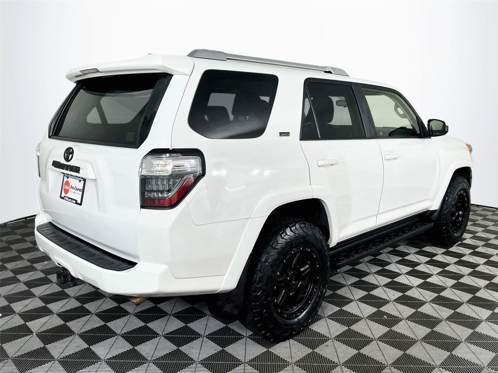 Used 2018 Super White Toyota SR5 image 9