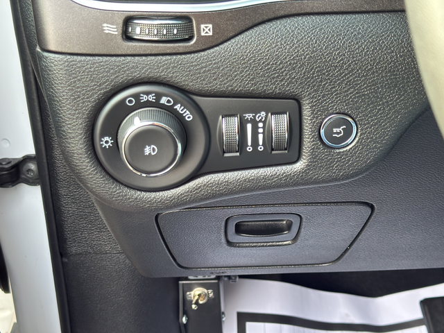 Used 2021 White Jeep Trailhawk image 32