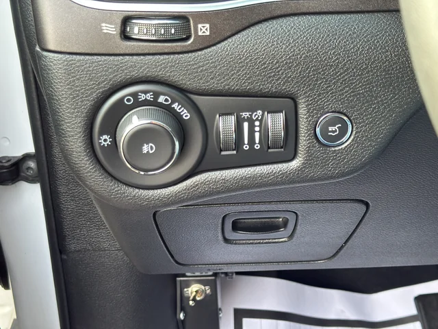 Used 2021 White Jeep Trailhawk image 32