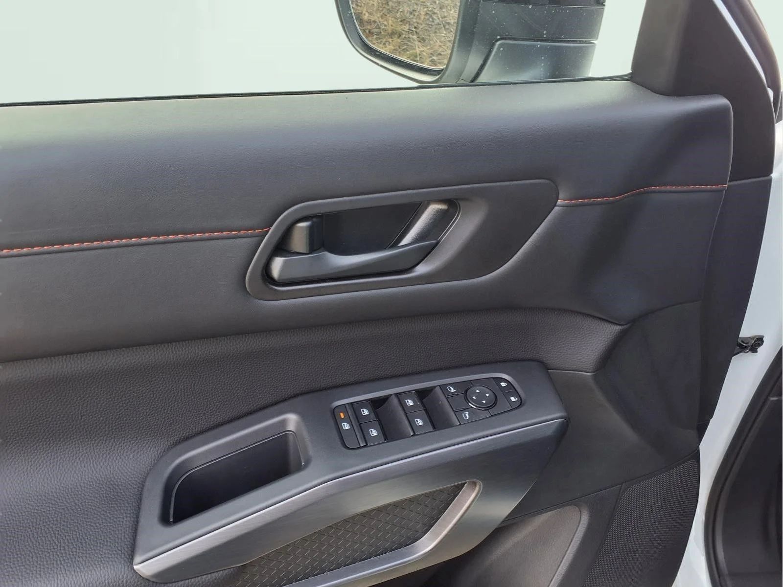 New 2026 Everest White Pearl TriCoat / Super Black Two-tone Nissan Rock Creek® image 12
