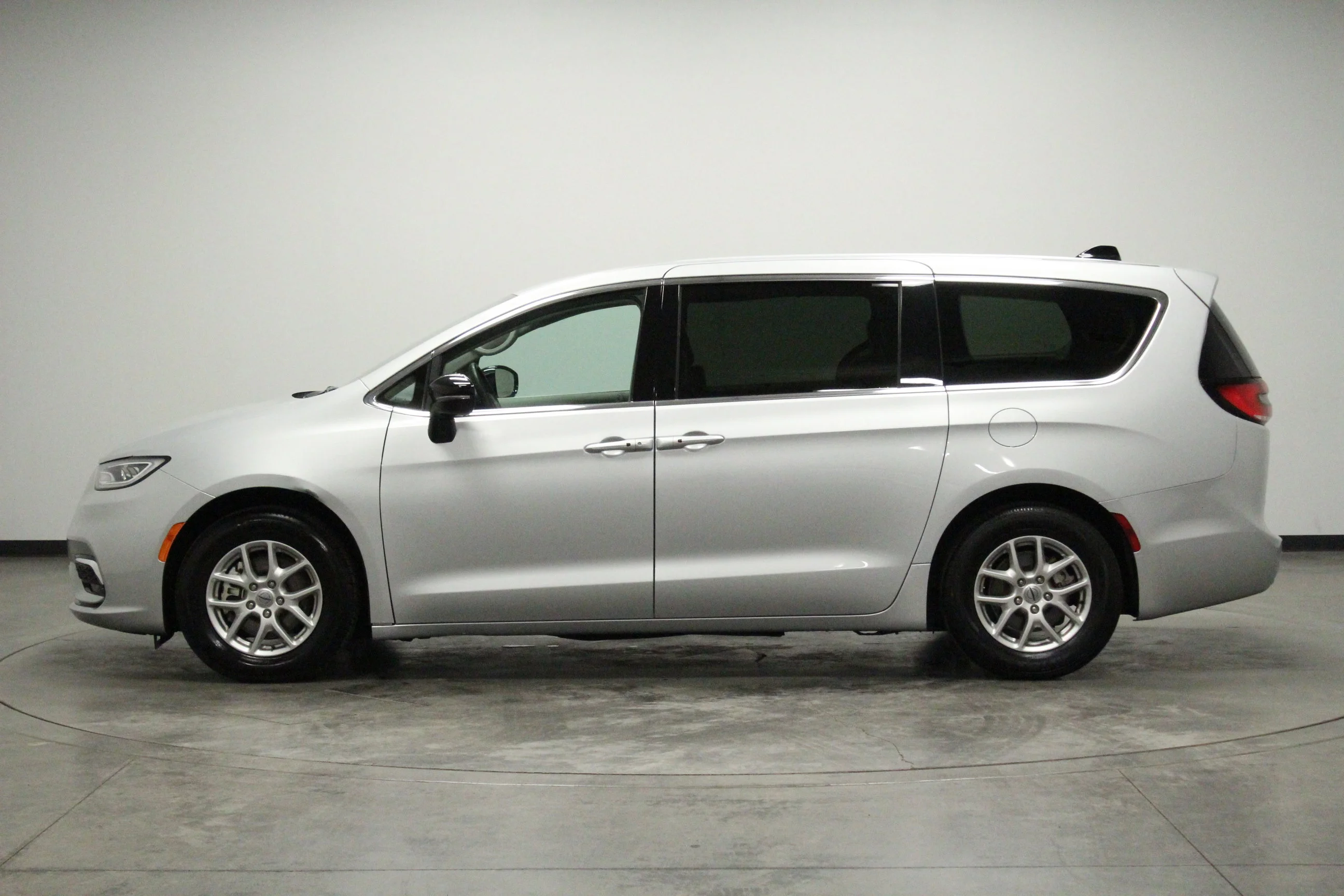 Used 2024 Silver Mist Clearcoat Chrysler Touring L image 5