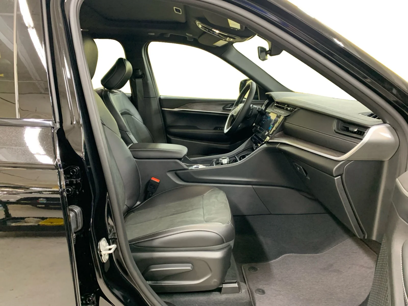 New 2026 Diamond Black Crystal Pearl Jeep Altitude image 17