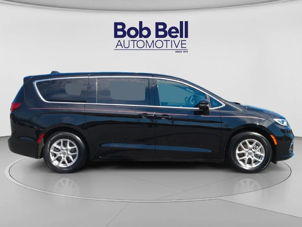 Used 2025 Black Chrysler Select image 4