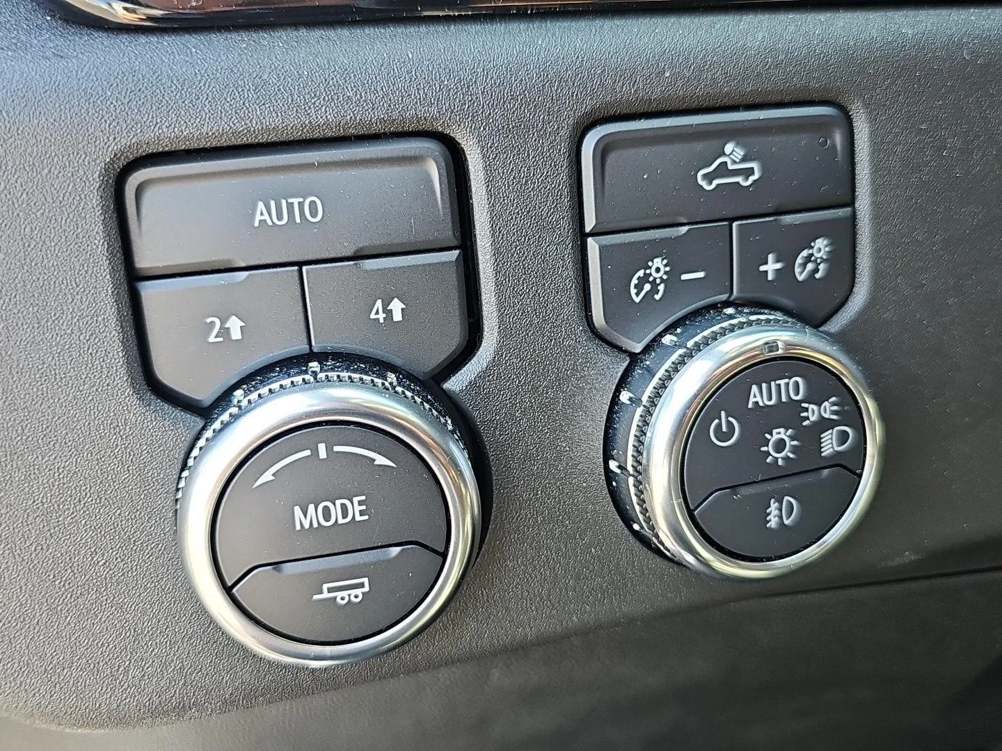 Used 2025 Summit White GMC Elevation image 25