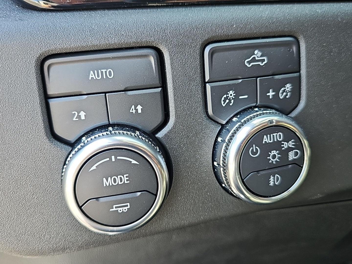 Used 2025 Summit White GMC Elevation image 25