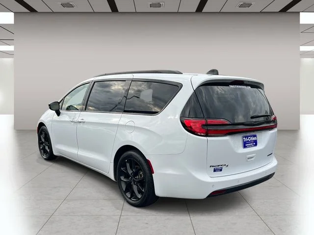 Used 2025 White Chrysler Limited image 6