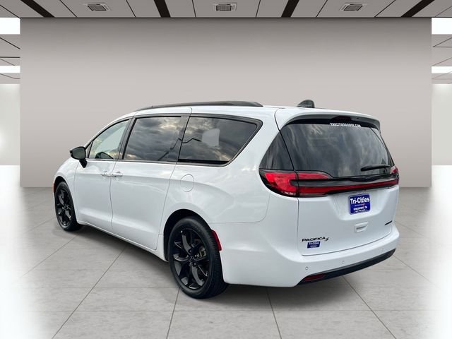 Used 2025 White Chrysler Limited image 6