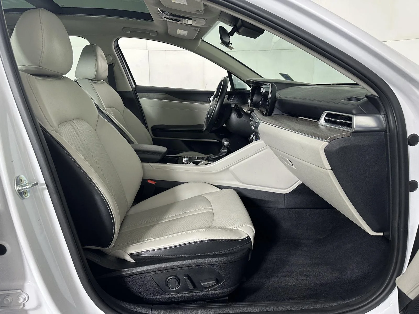 Used 2021 Glacial White Pearl Kia  image 29