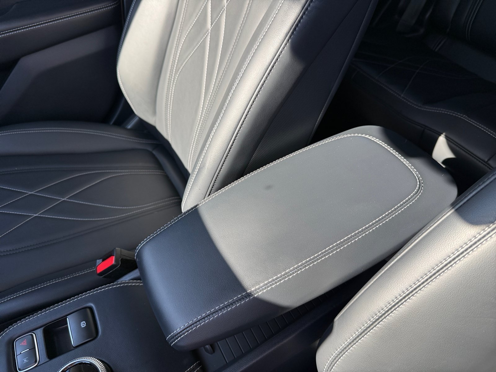 Used 2023 White Metallic Ford Select image 14