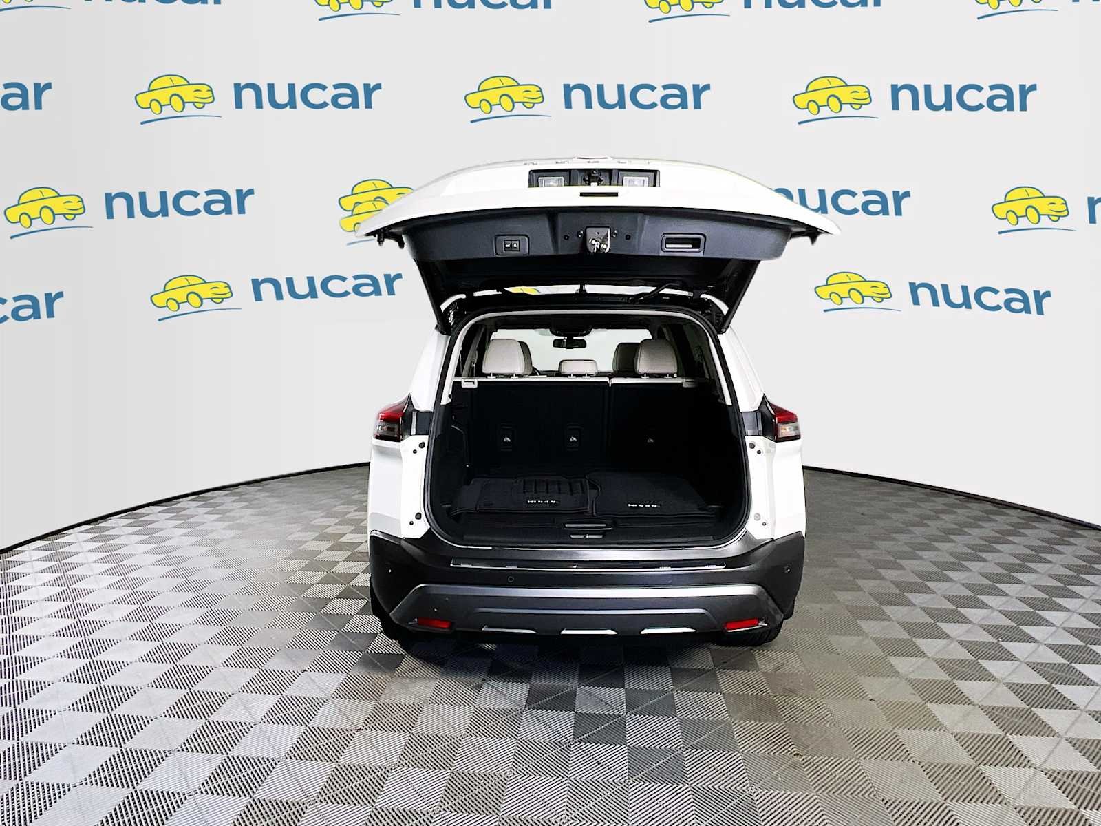 Used 2023 Pearl White Tricoat/Super Black Nissan SL image 27