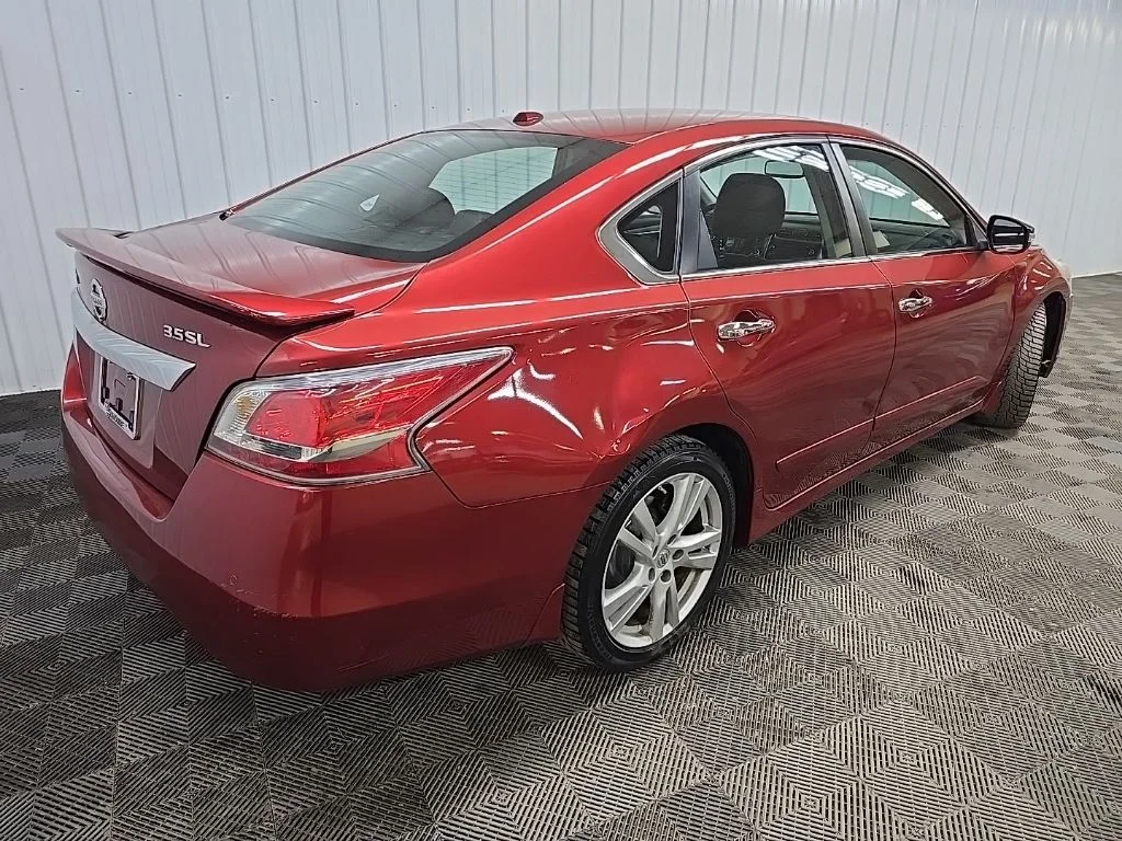 Used 2015 Red Nissan 3.5 SL image 10