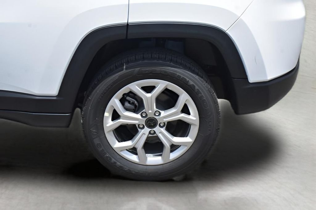 Used 2025 White Jeep Latitude image 9