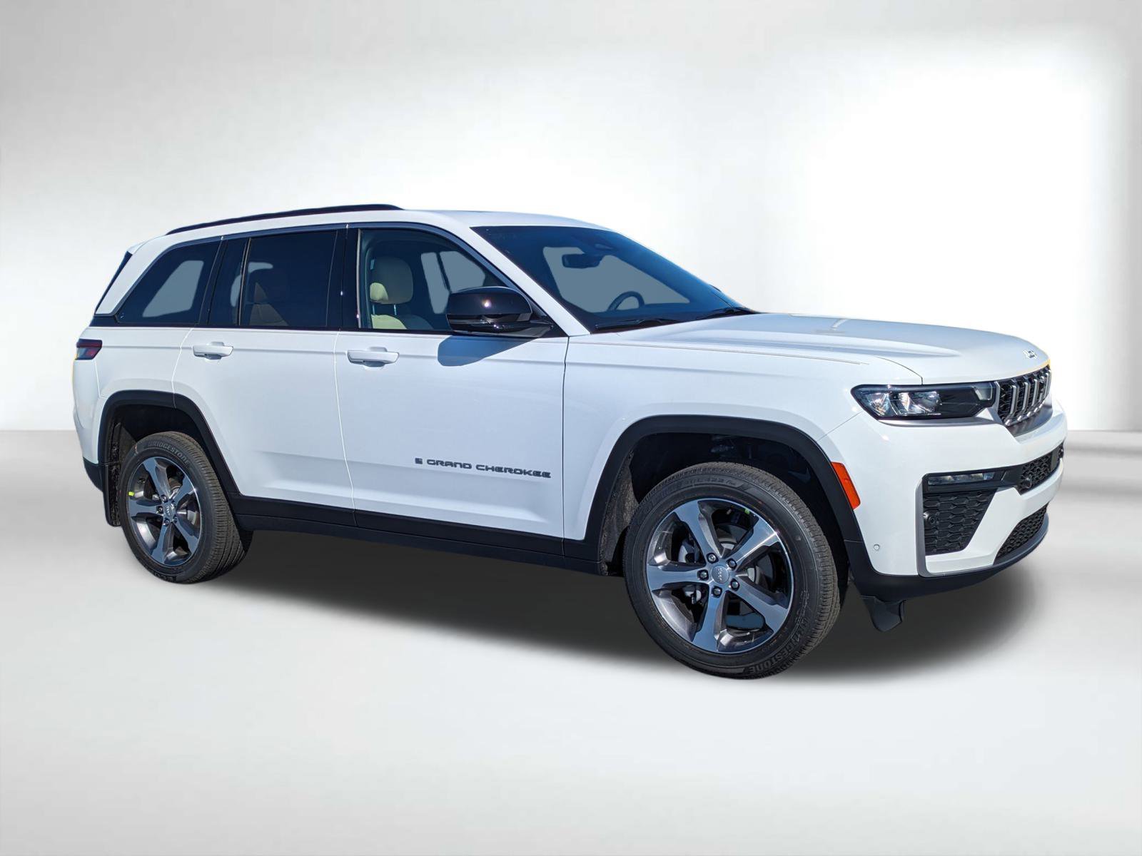 New 2026 Bright White Clear-Coat Exterior Paint Jeep Limited image 2