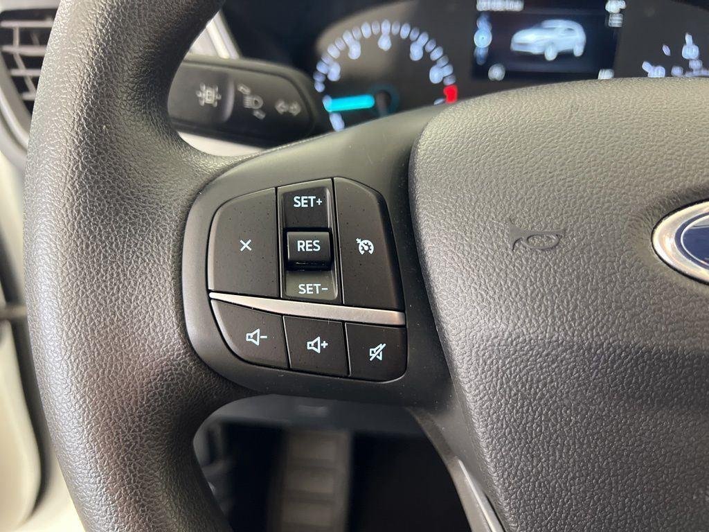 Used 2022 White Metallic Ford SE image 17