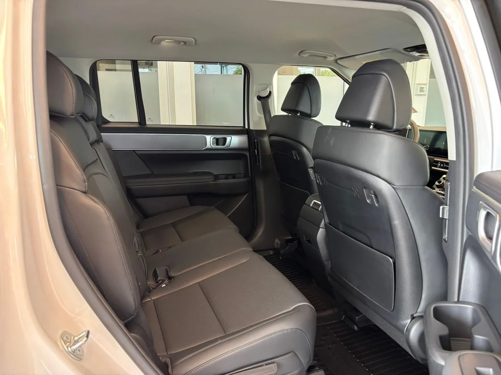 Used 2025 White Hyundai SEL image 24