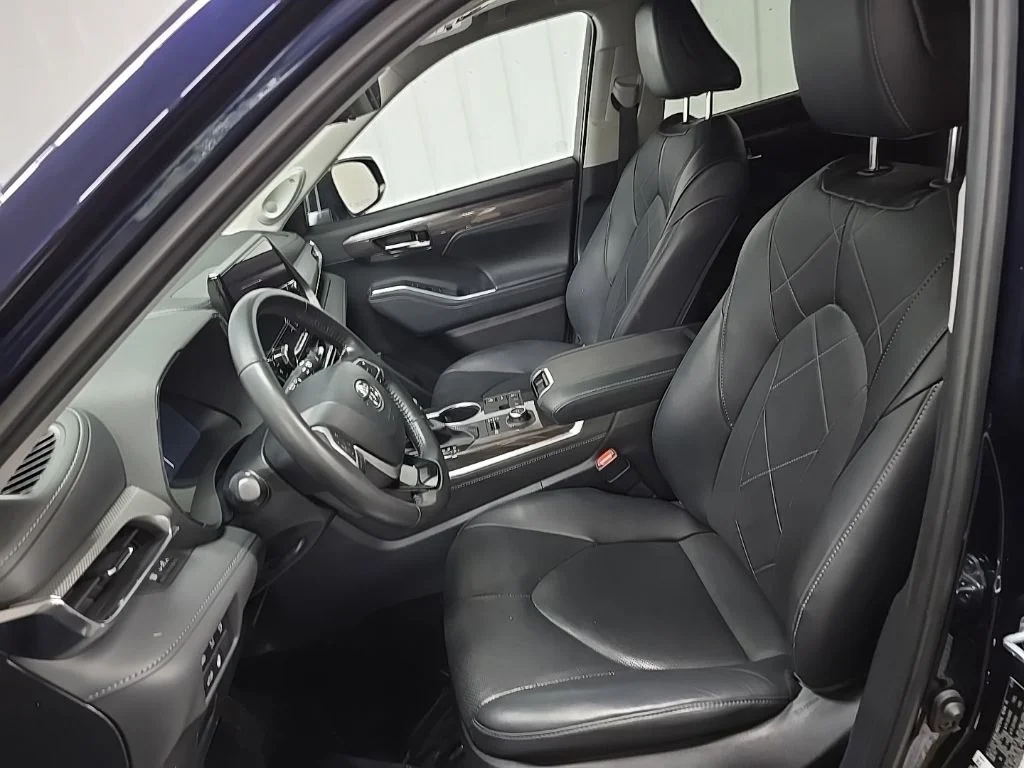 Used 2024  Toyota Platinum image 30