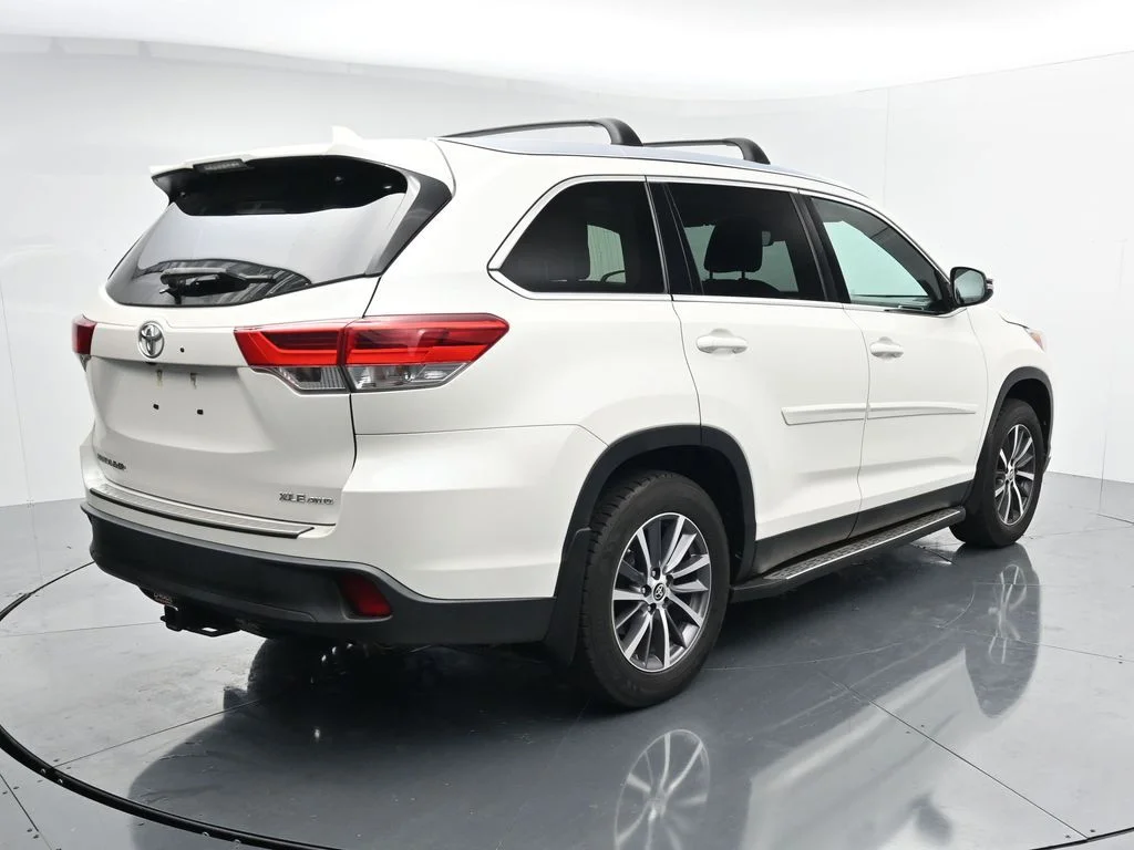 Used 2019 White Toyota XLE image 7