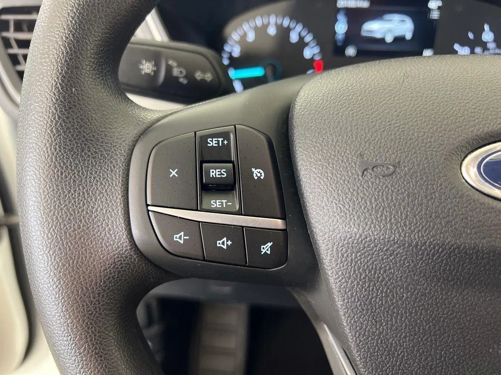 Used 2022 White Metallic Ford SE image 17