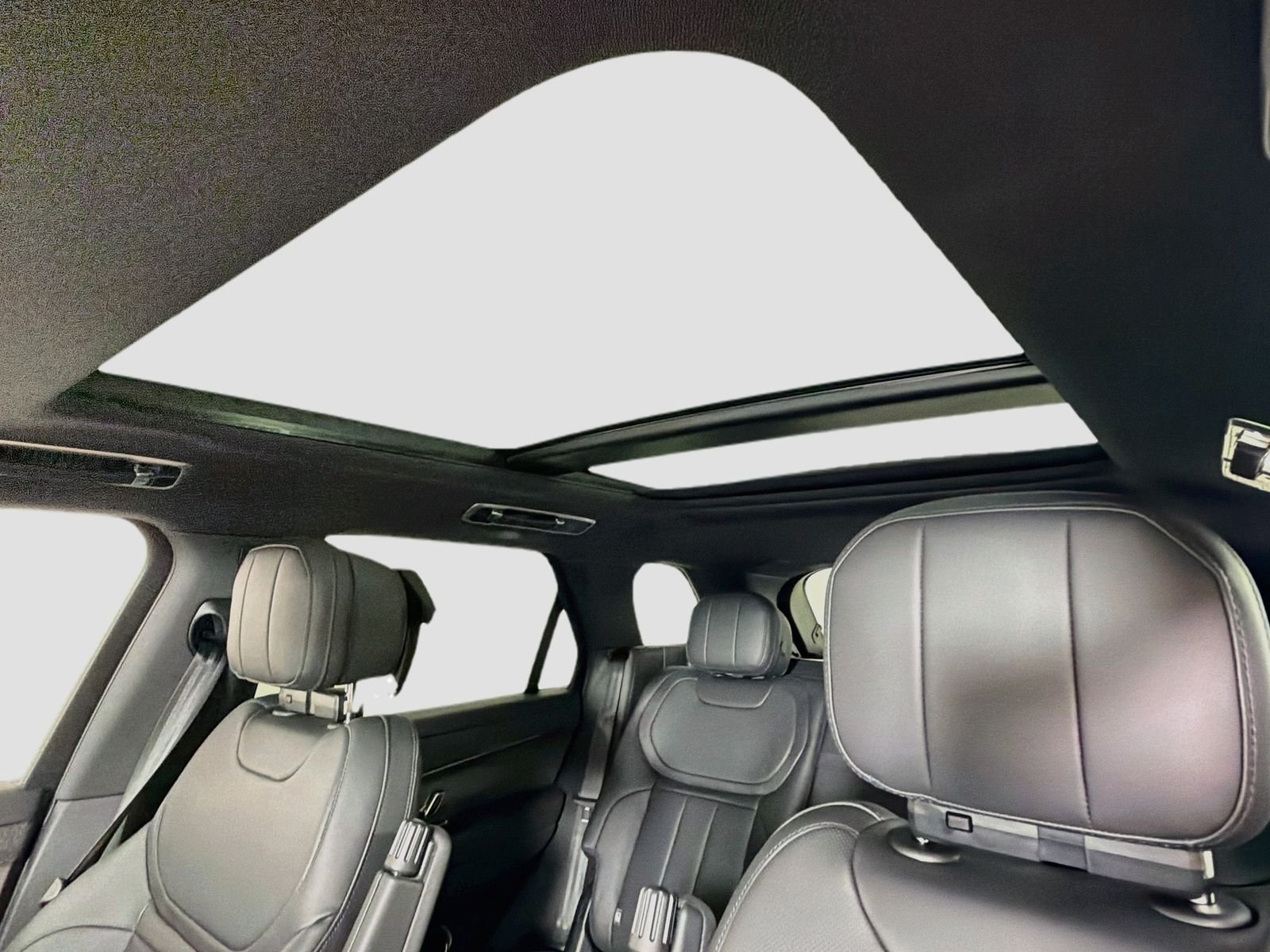 New 2026 Fuji White Land Rover Dynamic SE image 9