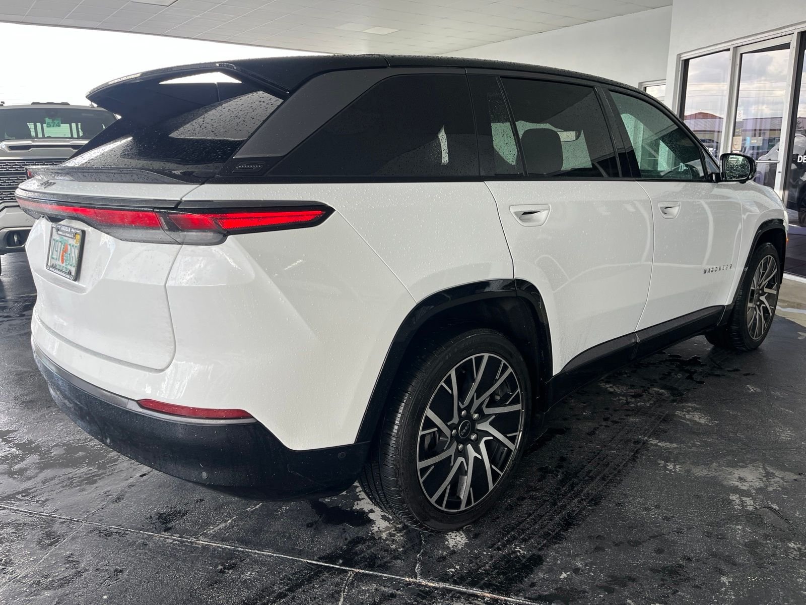 Used 2025 White Jeep Limited image 3