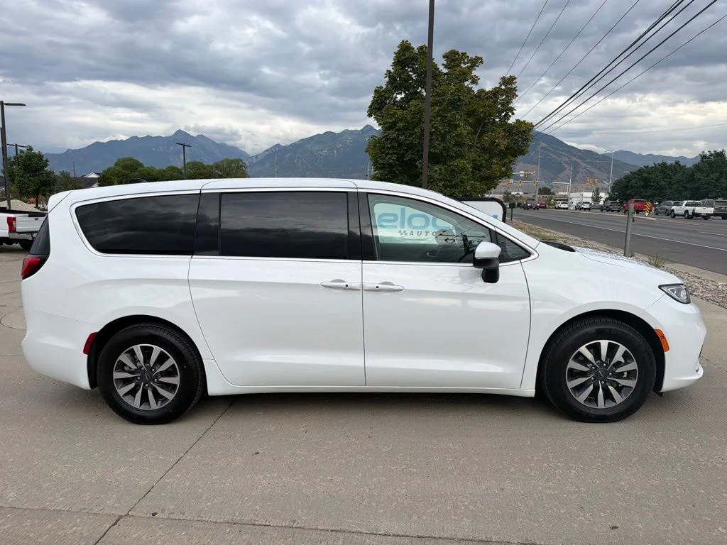 Used 2023 White Chrysler Touring L image 2
