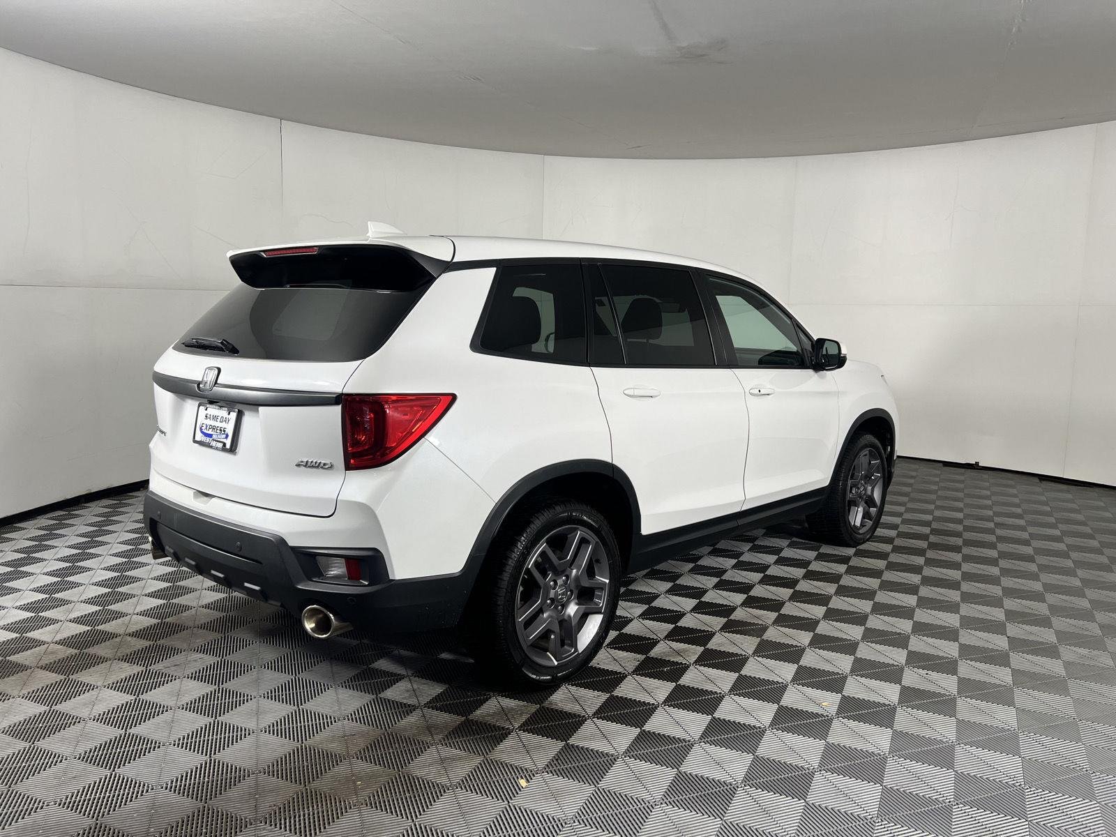 Used 2023 Platinum White Pearl Honda EX-L image 10