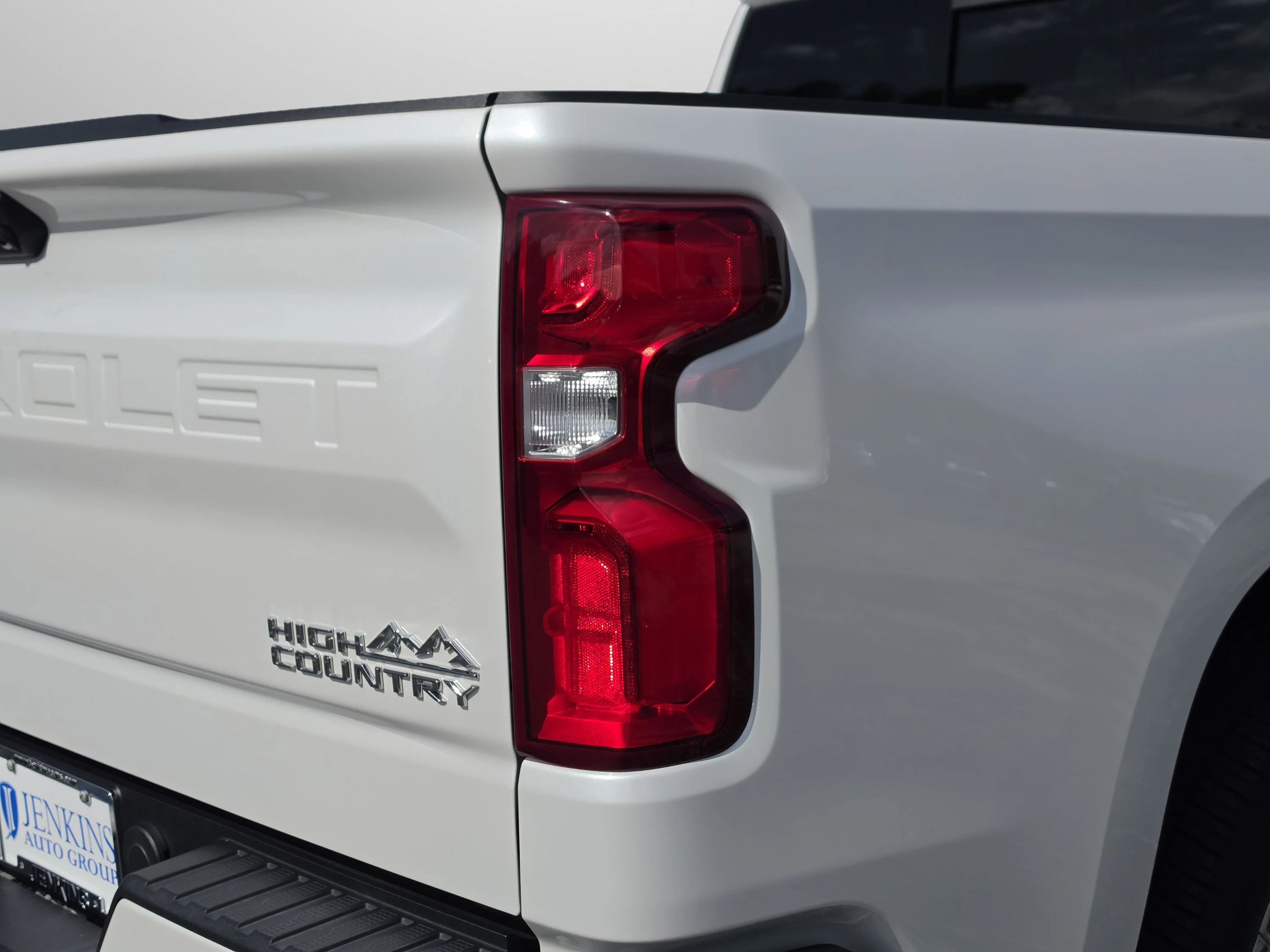 Used 2022 Iridescent Pearl Tricoat Chevrolet High Country image 14