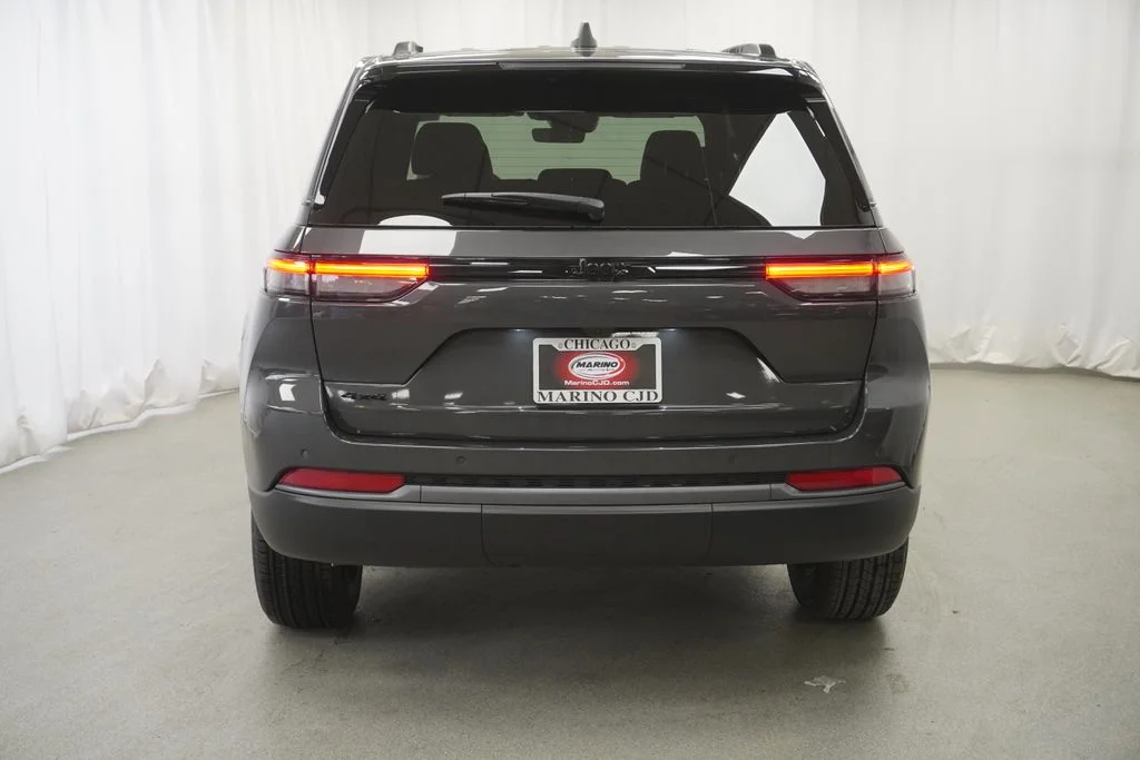 New 2026 Baltic Gray Metallic Clear-Coat Exterior Paint Jeep Altitude image 10