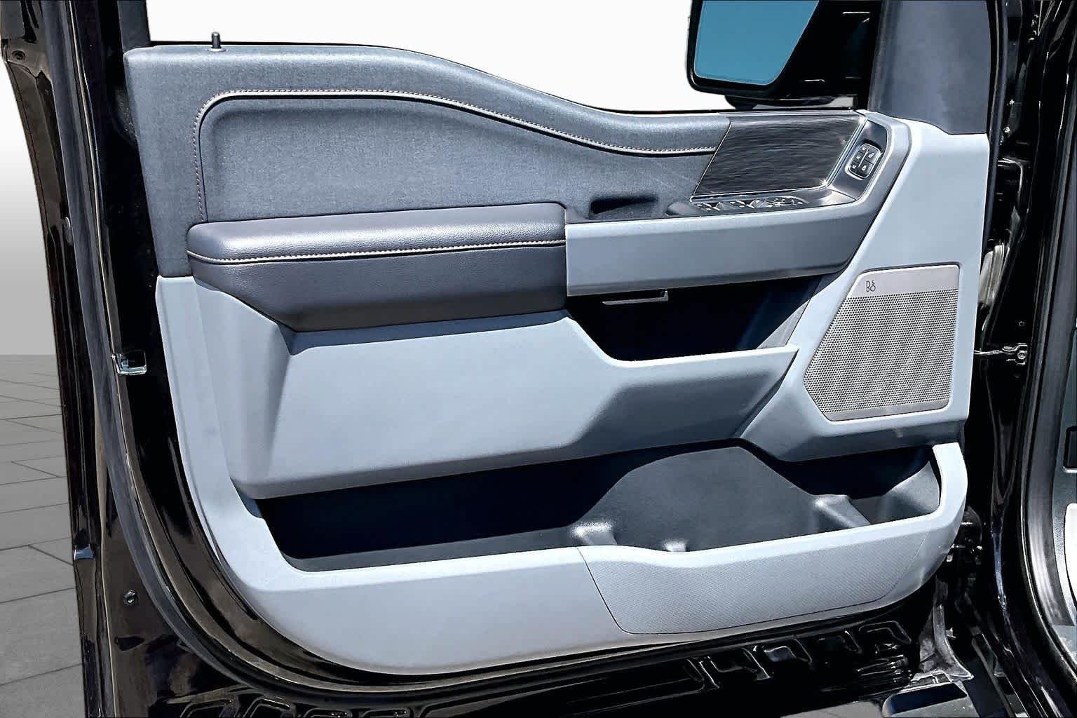 Used 2025 Agate Black Metallic Ford LARIAT image 24