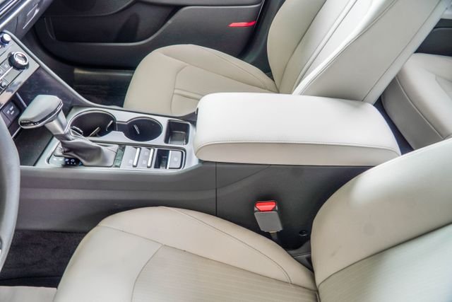 Certified Used 2025 White Hyundai SE image 19