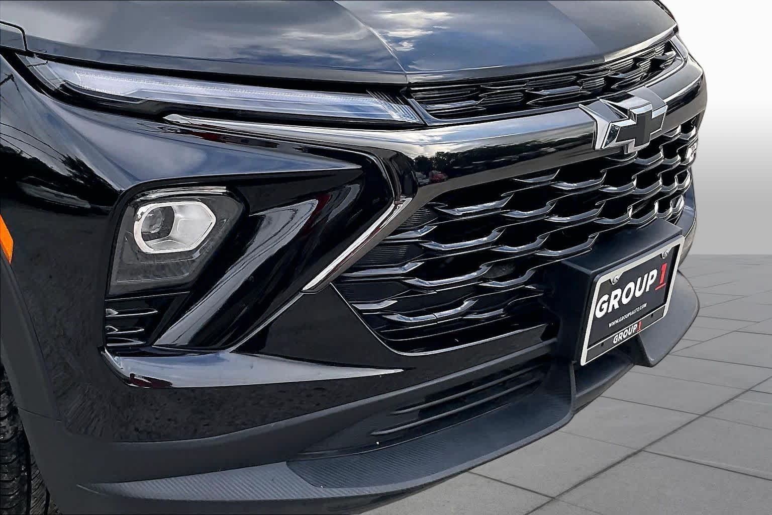 Used 2025 Mosaic Black Metallic Chevrolet RS image 30