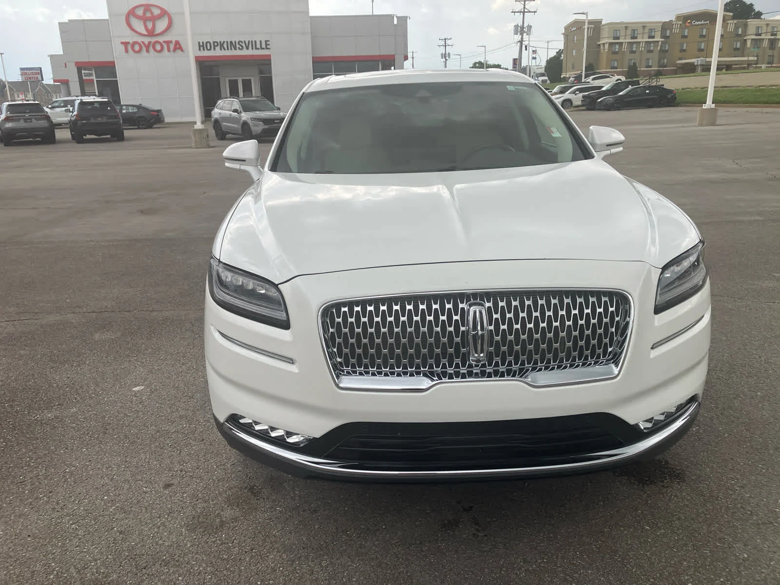 Used 2023 Pristine White Metallic Tri-Coat Lincoln Reserve image 2