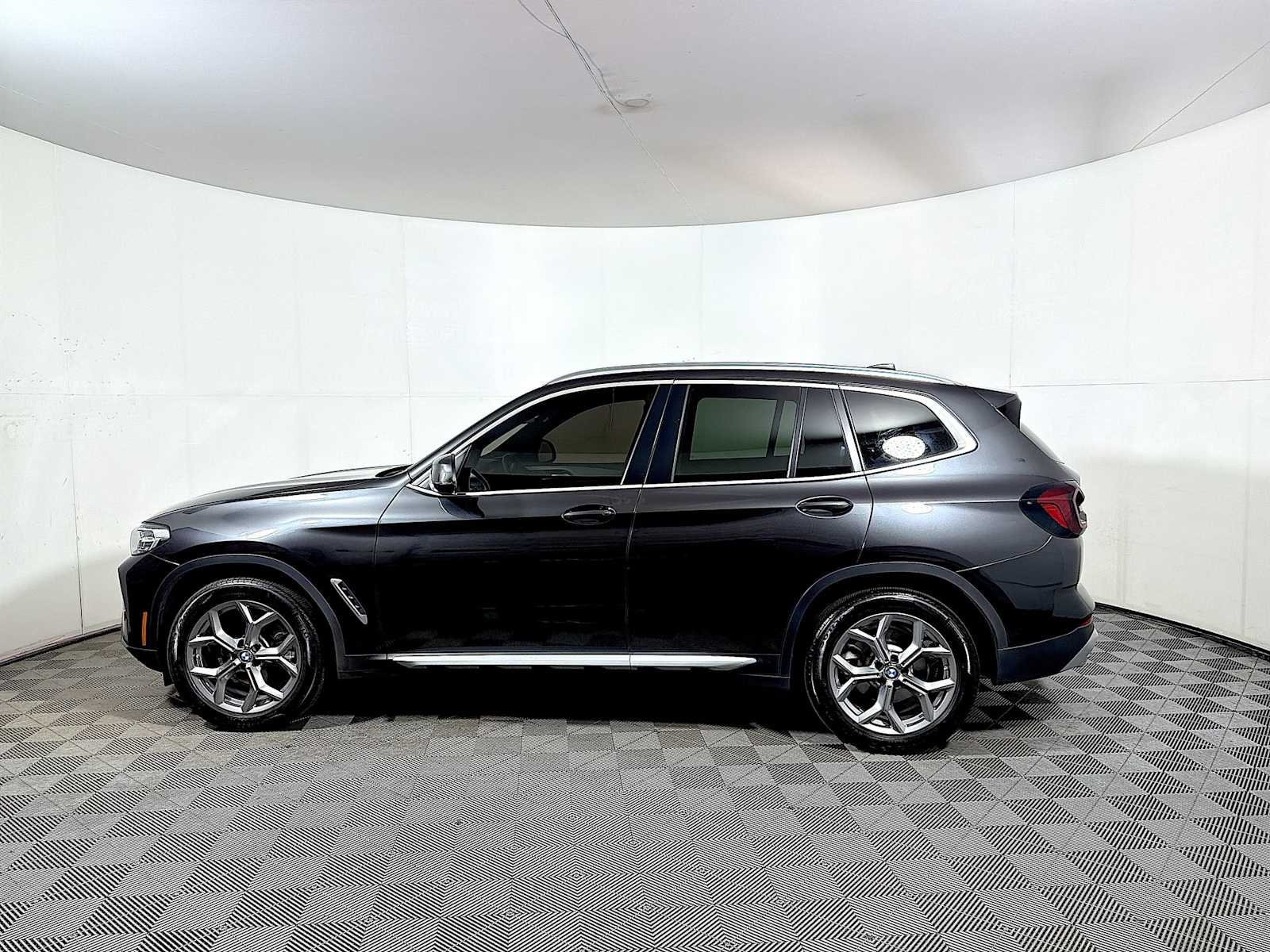 Used 2023 Dark Graphite Metallic BMW xDrive30i image 4