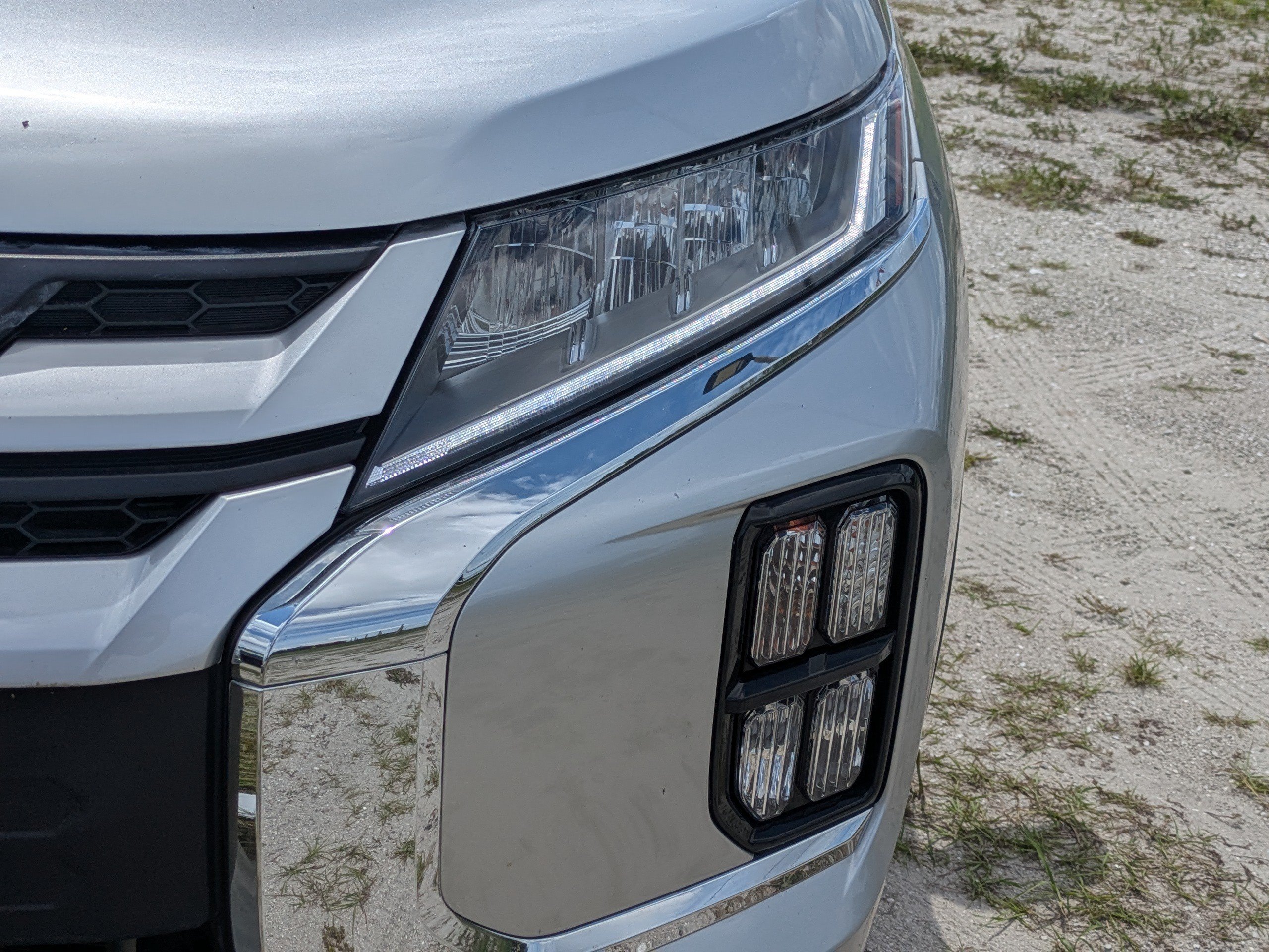 Used 2025 Silver Mitsubishi LE image 10