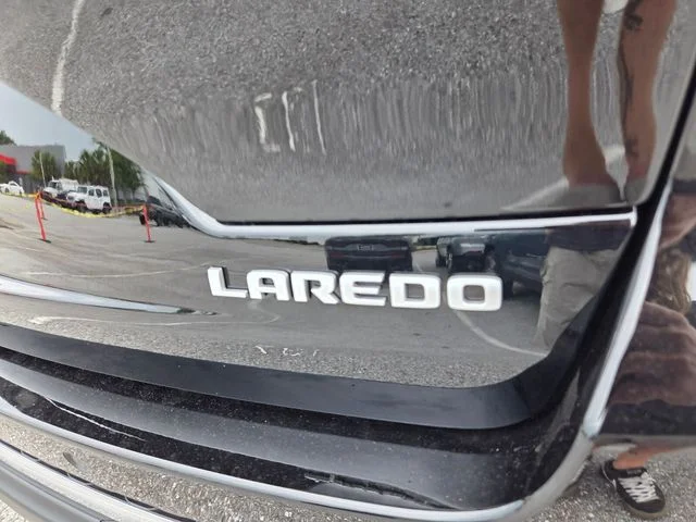 New 2026 Diamond Black Crystal Pearl-Coat Exterior Paint Jeep Laredo image 11