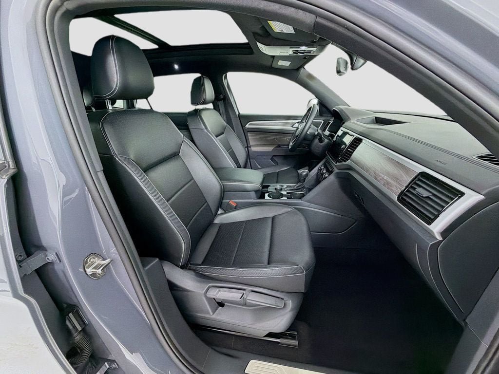 Used 2022 Pure Gray Volkswagen 3.6L V6 SE w/Technology 4MOTION image 28